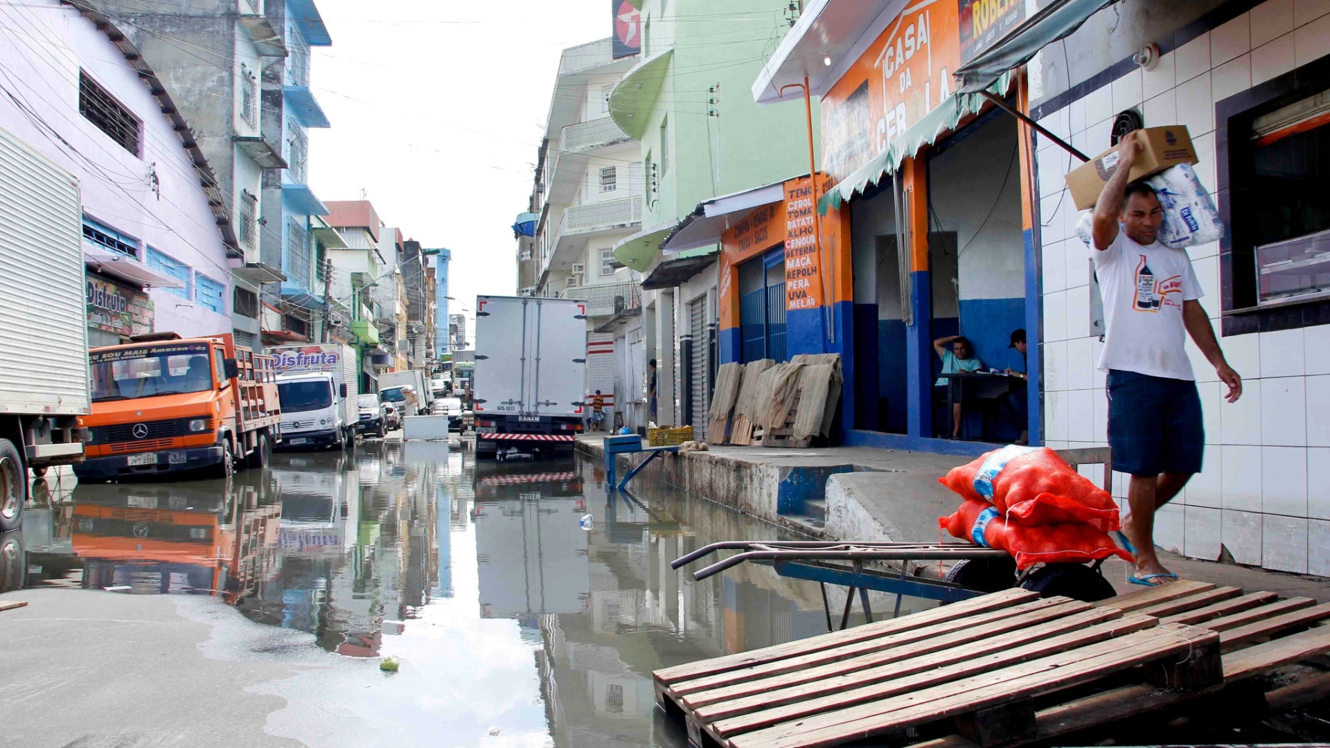 Fotos Cheia em rios da bacia amazônica alaga bairros de Manaus 24/05/2013 UOL Notícias