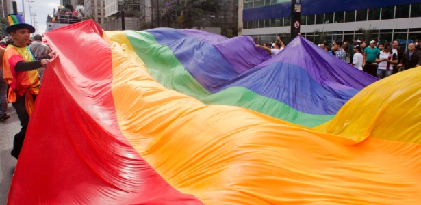 Parada Gay altera trânsito e trajetos de ônibus na região da av Paulista UOL