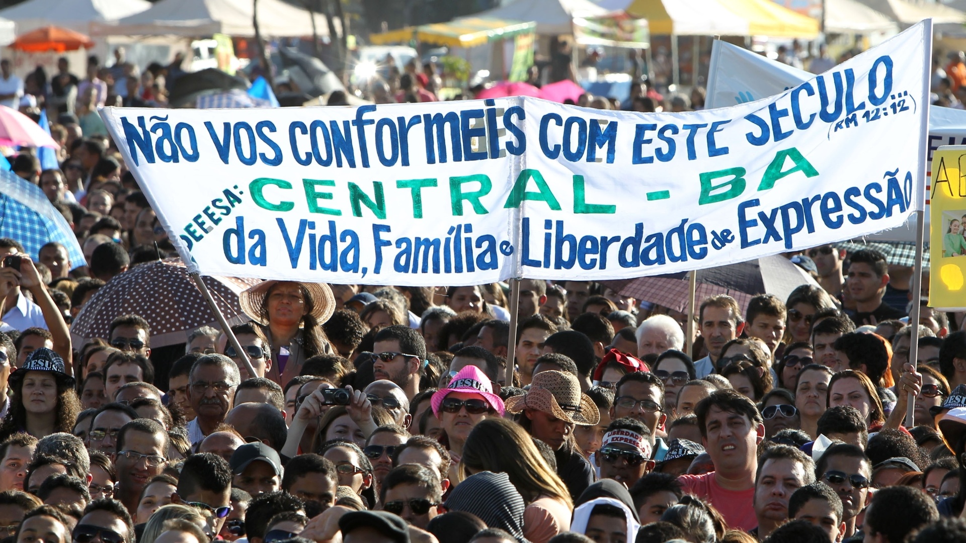 Fotos: Manifestação religiosa reúne multidão em frente ao Congresso ...