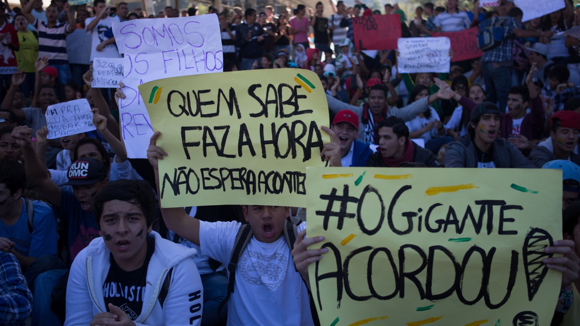 Fotos Manifestantes Contam Em Cartazes Quais S O Suas Reivindica Es