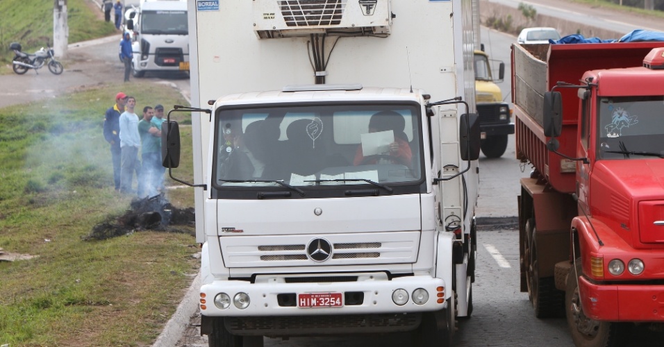 Caminhoneiros fazem protesto e bloqueiam rodovias Fotos UOL Notícias