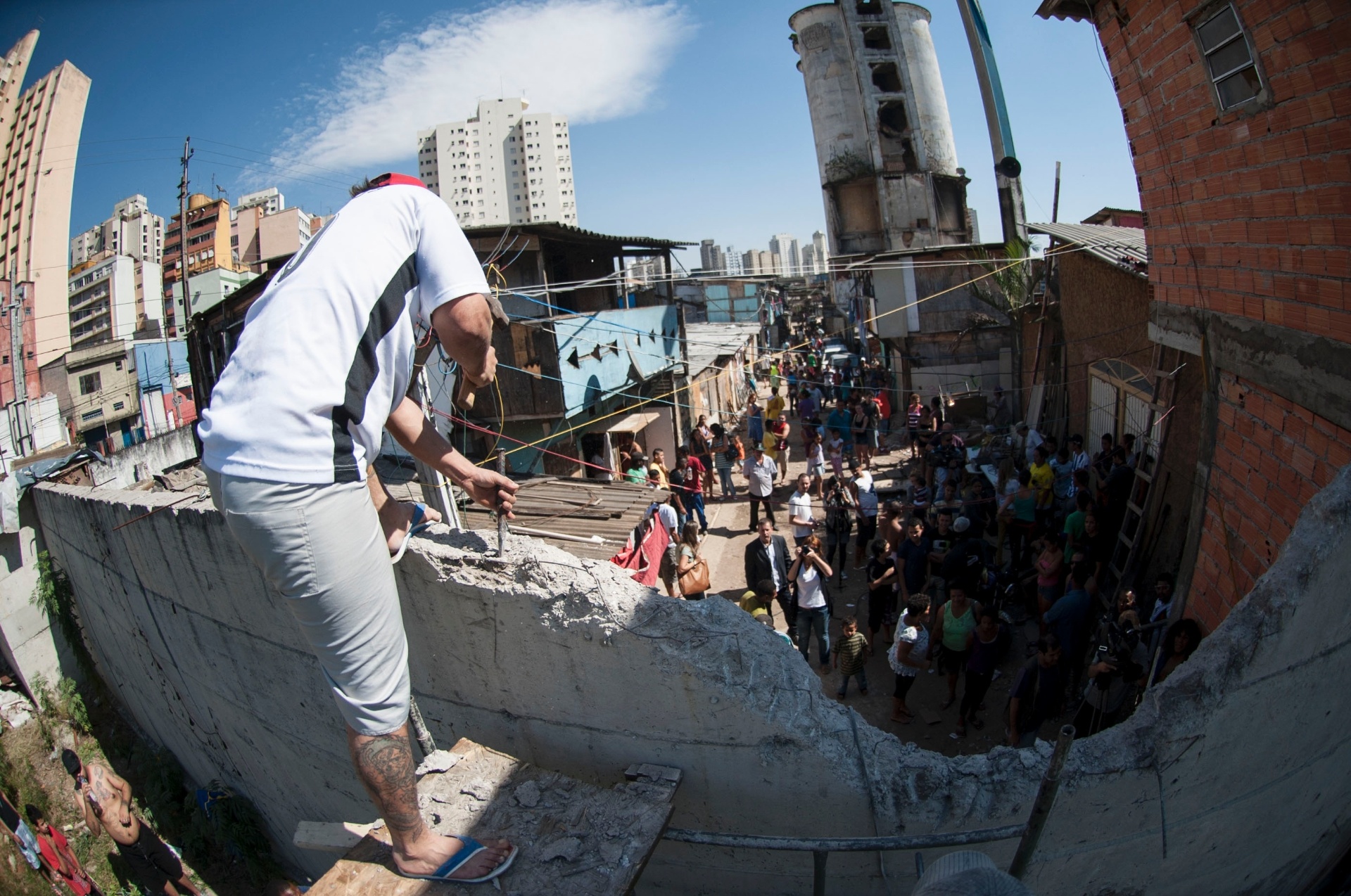 Fotos Moradores da favela do Moinho em São Paulo derrubam muro de