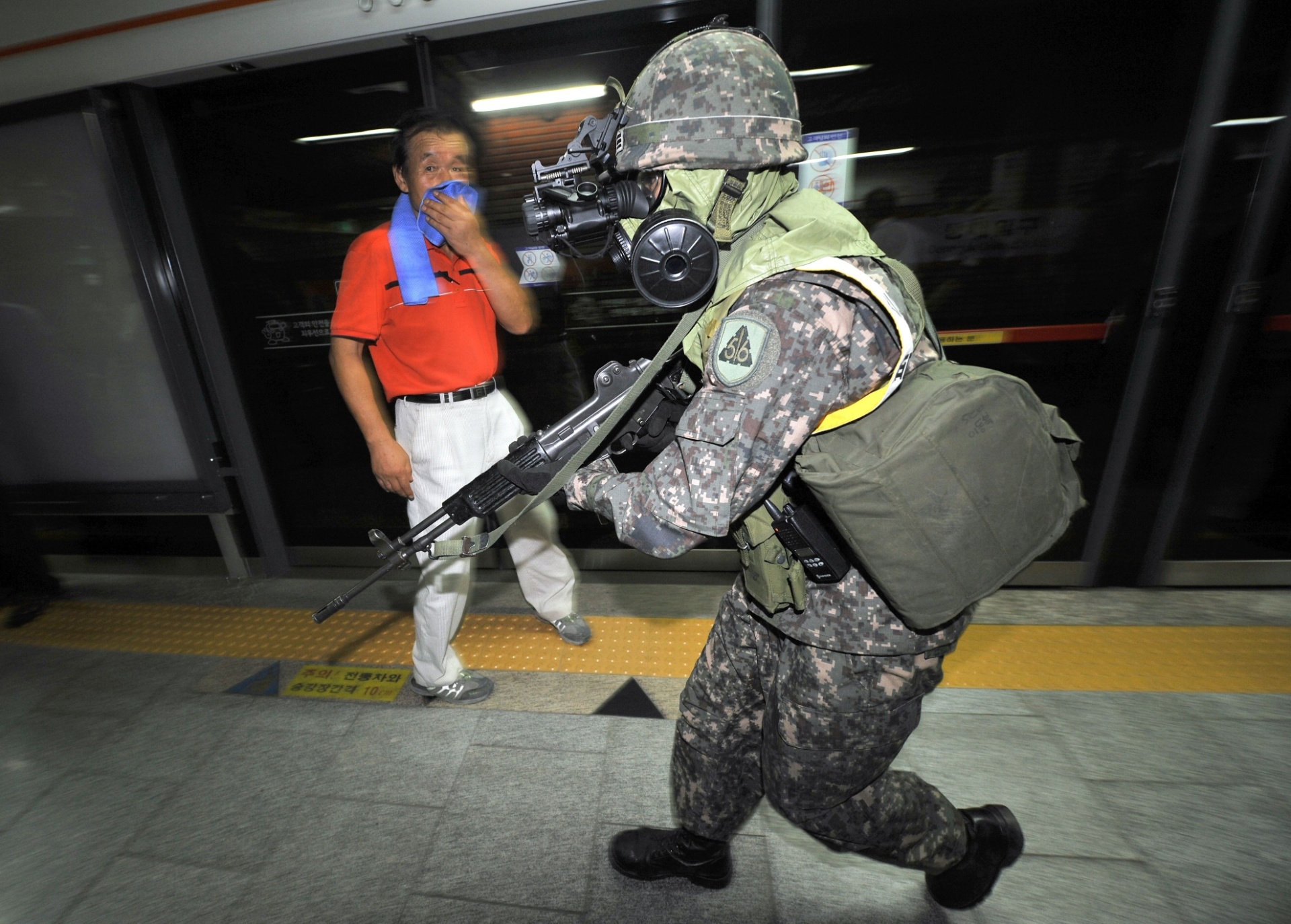 Fotos Sul coreanos fazem treinamento antiterrorismo em metrô de Seul