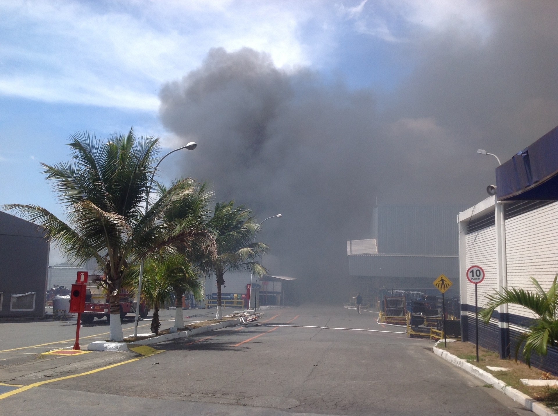 Fotos Incêndio em fábrica de painéis de plásticos em Contagem MG