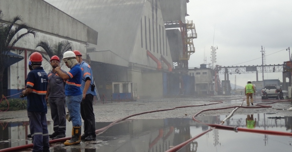 Inc Ndio Atinge Armaz Ns Do Porto De Santos Sp Fotos Uol Not Cias