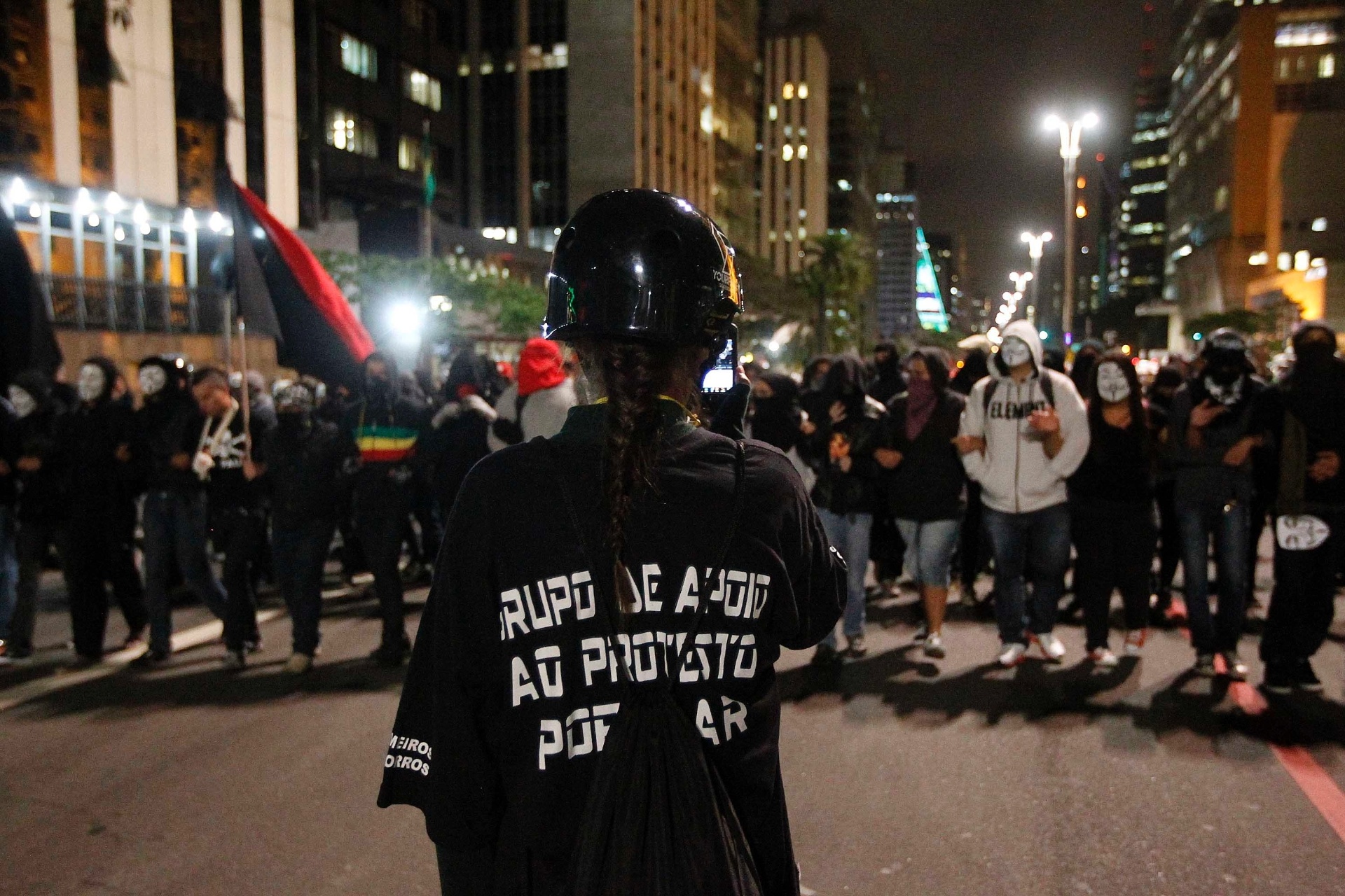 Manifestantes Mascarados E Policiais Entram Em Confronto Na Avenida ...