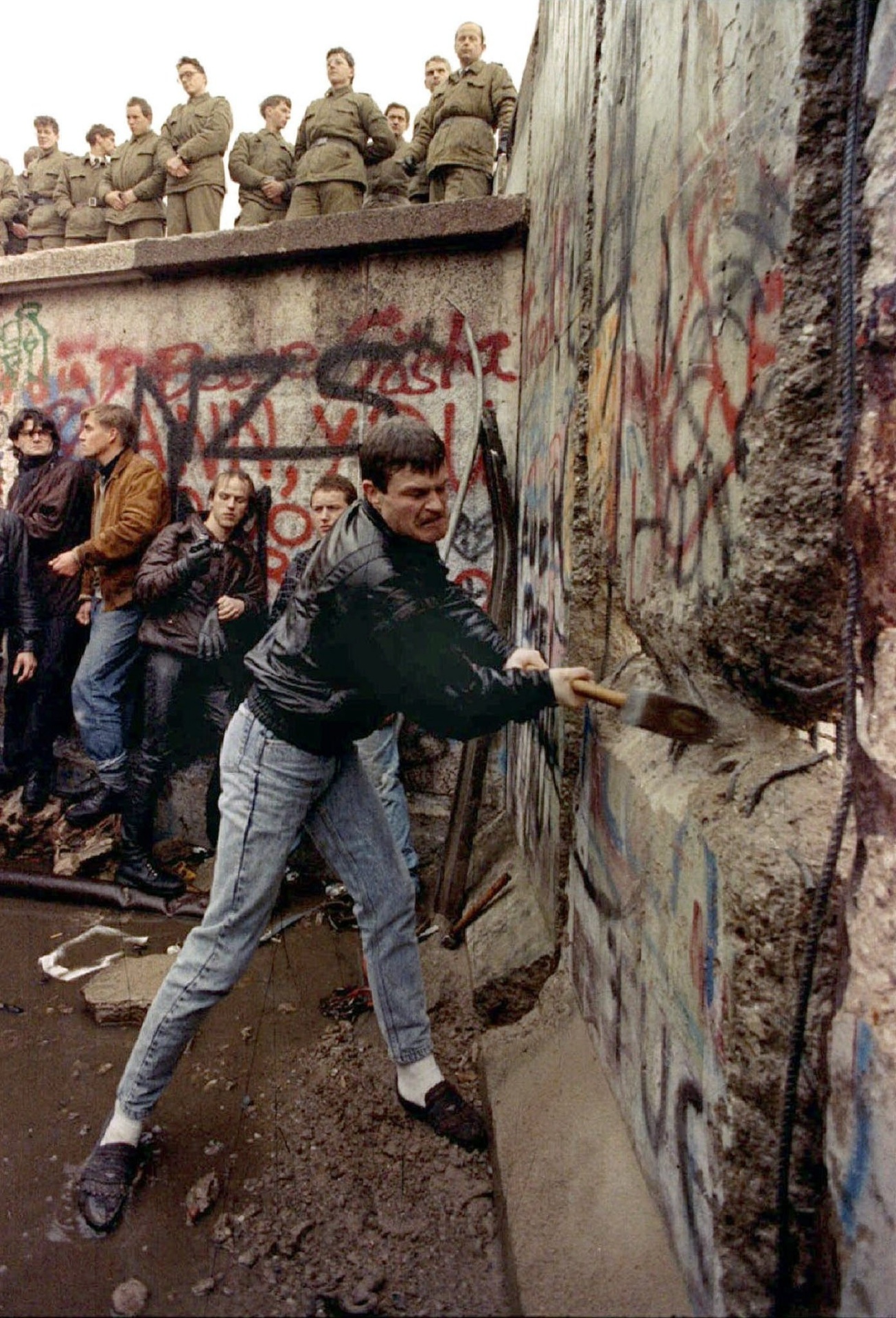 Fotos Relembre em fotos a queda do muro de Berlim UOL Educação