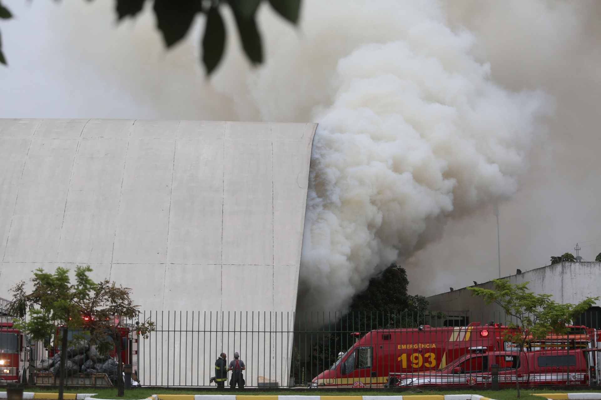 Fotos Inc Ndio De Grandes Propor Es Atinge Memorial Da Am Rica Latina