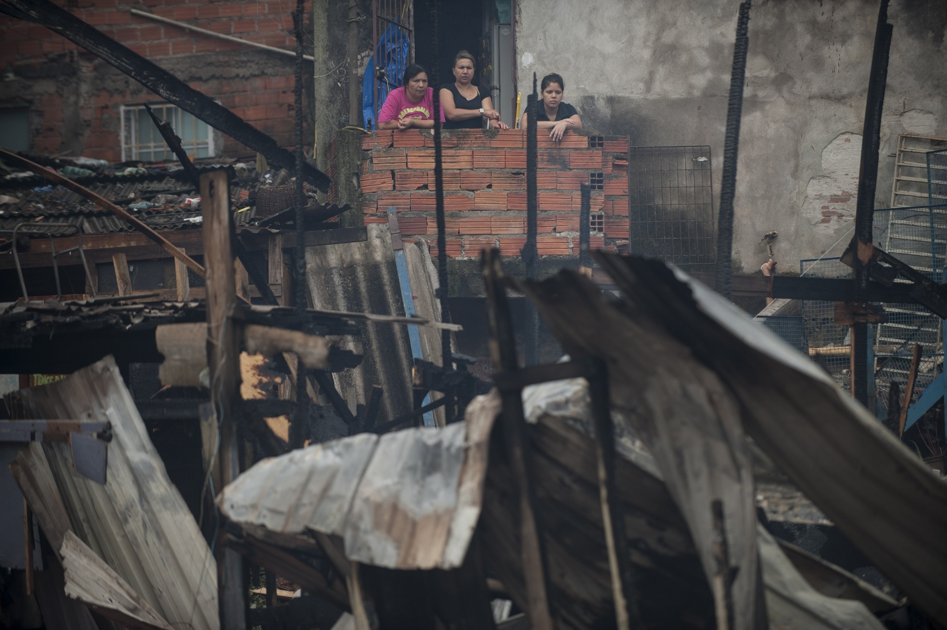 Incêndio em favela deixa 1 600 pessoas desalojadas na zona leste de SP