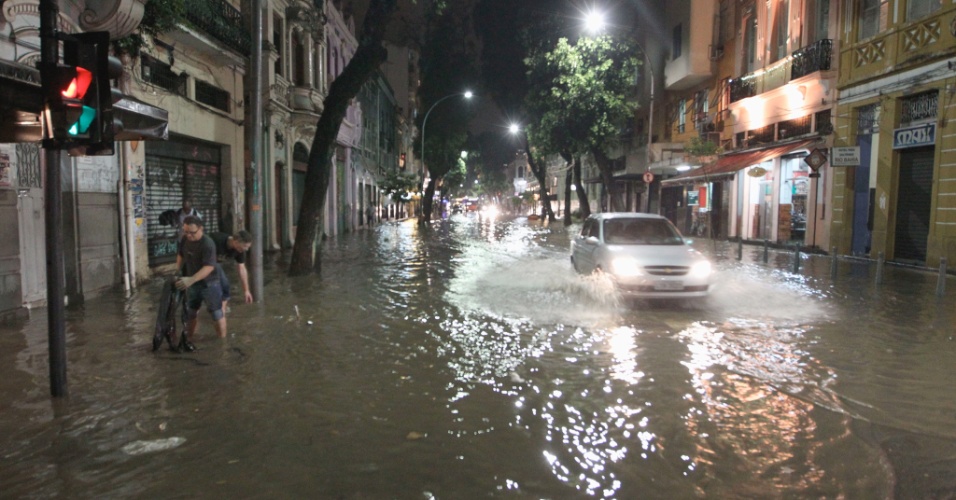 Chuvas provocam destruição no Rio de Janeiro - BOL Fotos - BOL Fotos