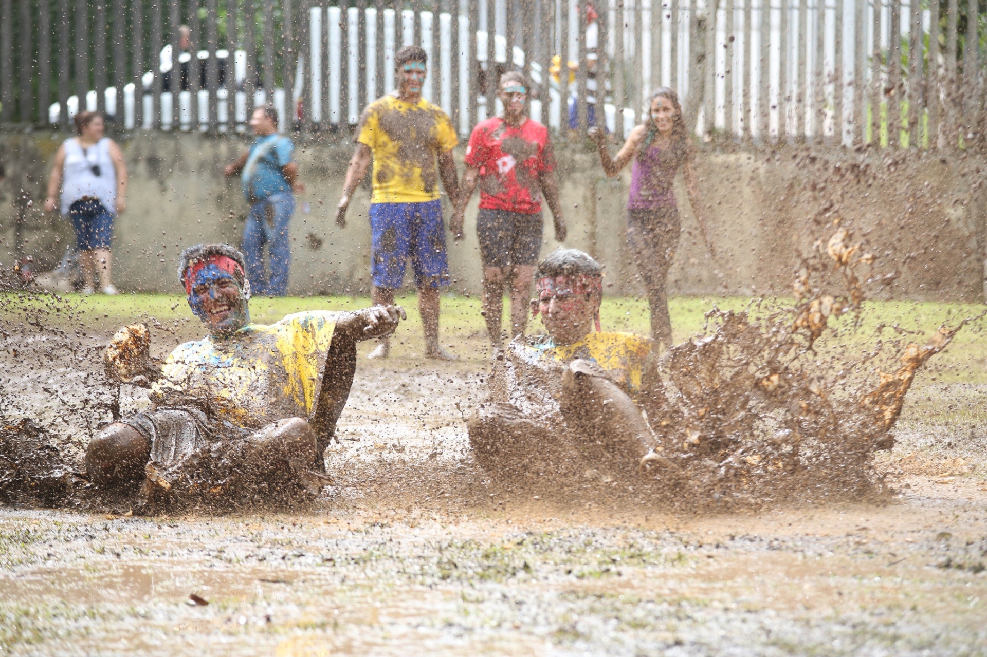 Fotos Banho De Lama Aprovados Comemoram Resultado Do Vestibular 2014