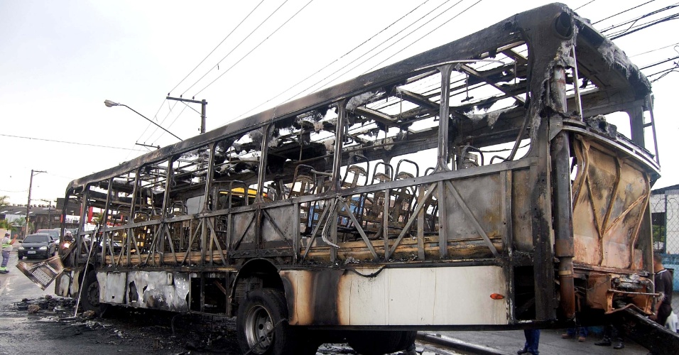 Ônibus incendiados em São Paulo em 2014 Fotos UOL Notícias