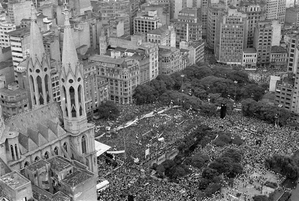 Fotos Há 30 anos comício das Diretas Já Lula e Irene Ravache