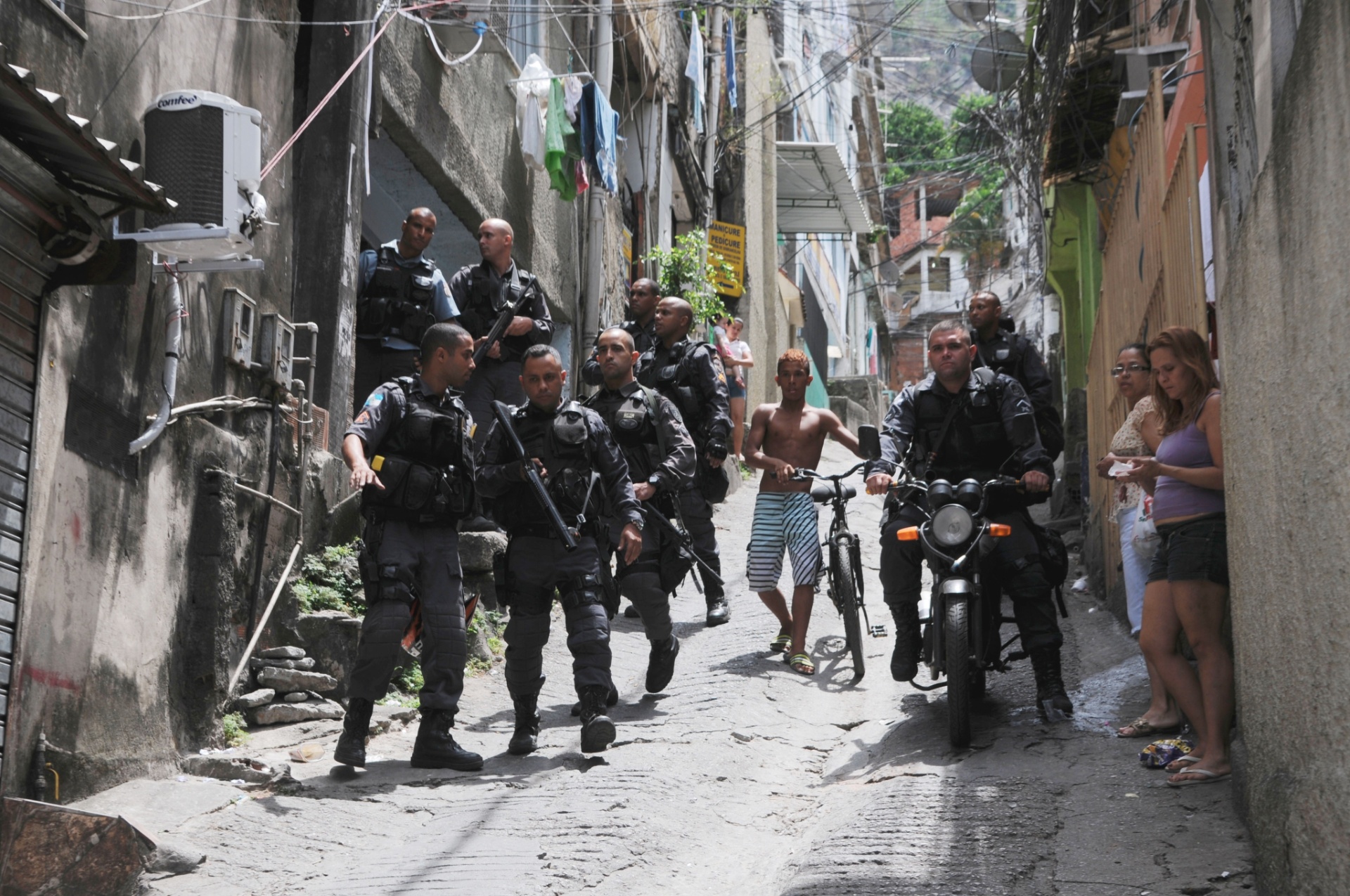 Fotos Violência em UPPs no Rio de Janeiro 21 03 2014 UOL Notícias