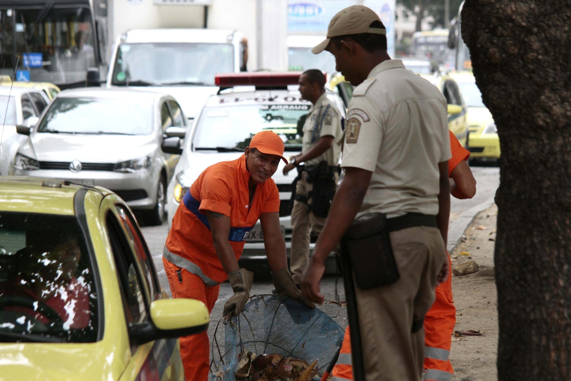 Fotos Após greve garis voltam ao trabalho no Rio 03 03 2014 UOL