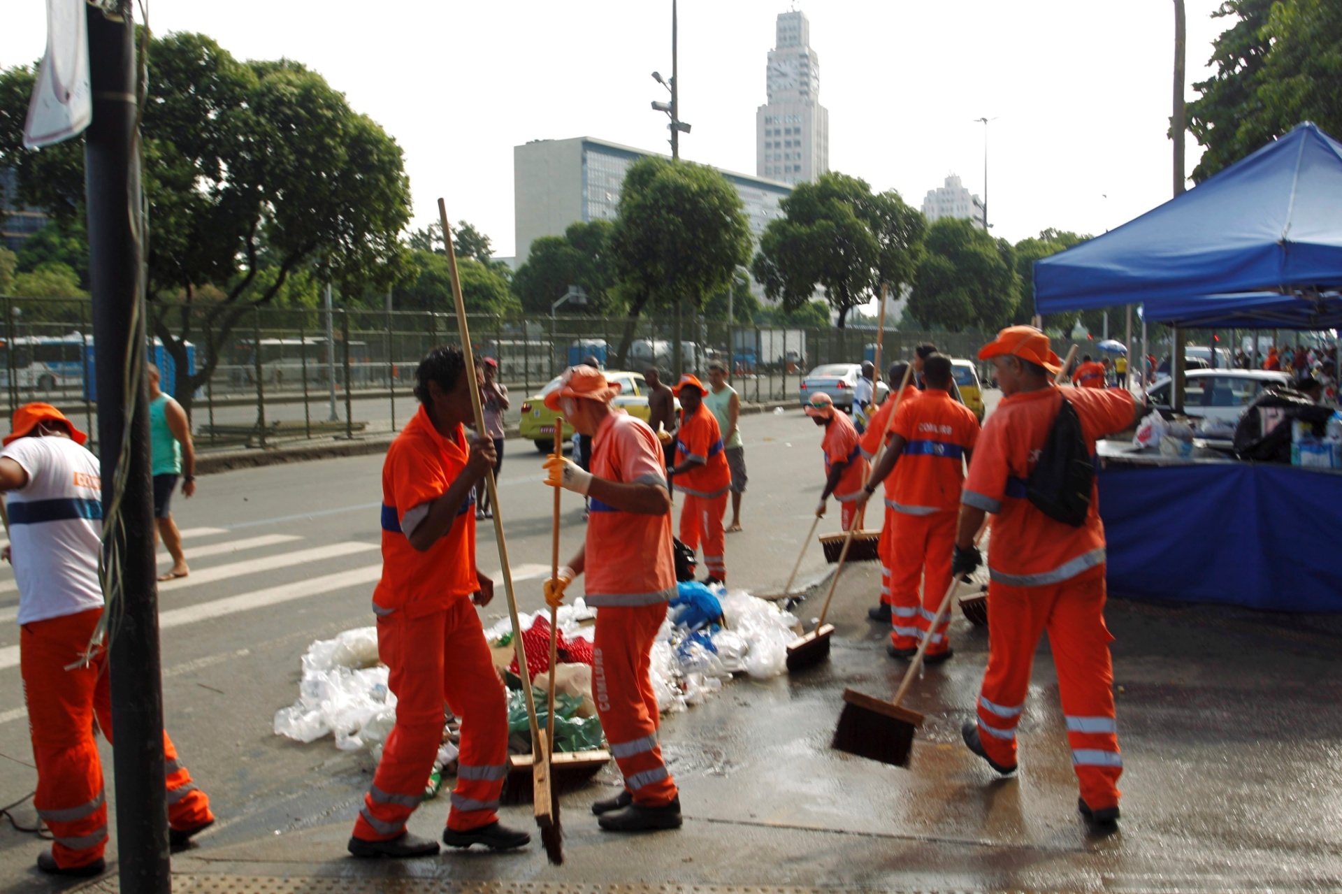 Fotos Após greve garis voltam ao trabalho no Rio 03 03 2014 UOL