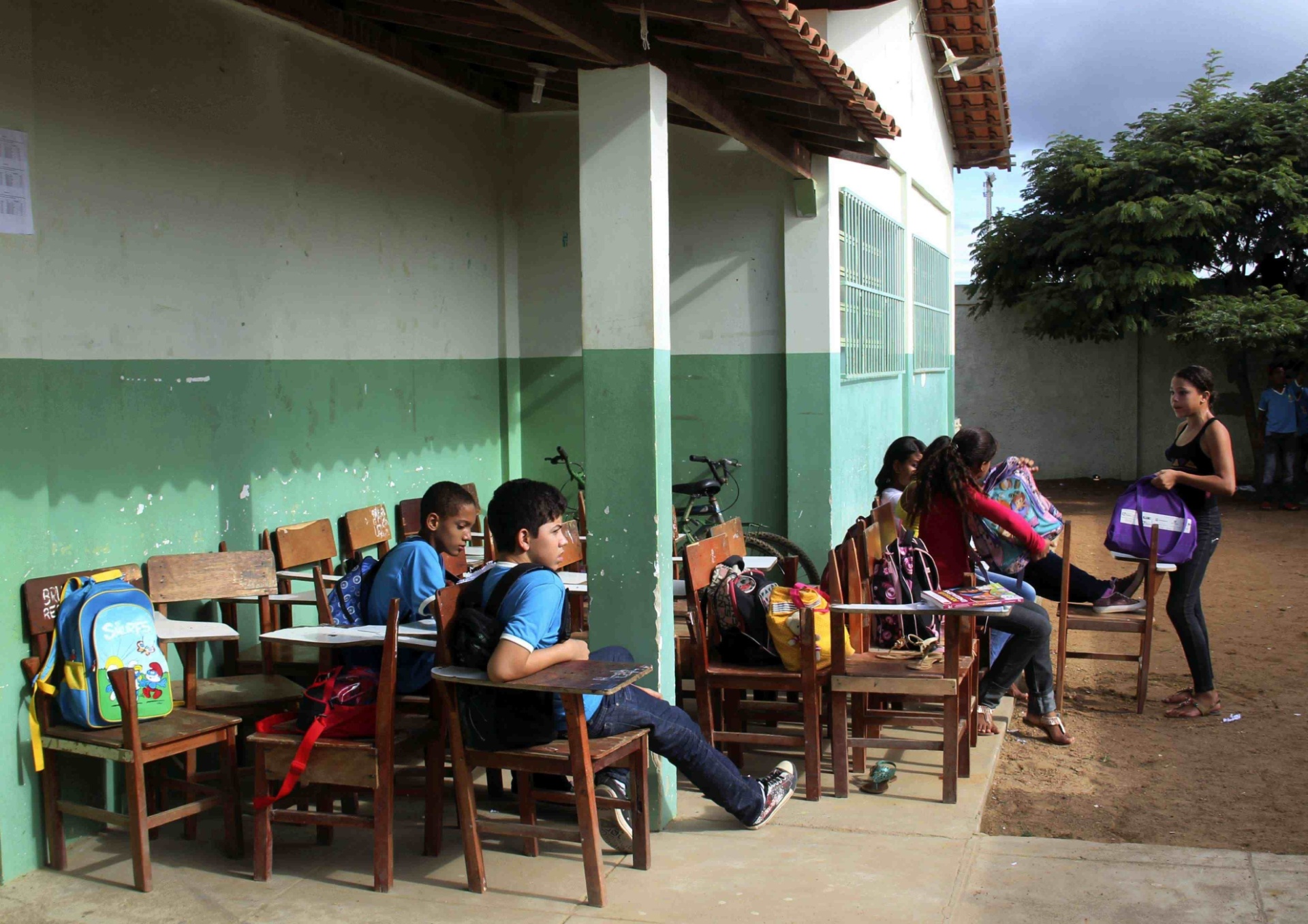 Fotos: Escola faz rodízio de aulas por falta de carteiras; veja fotos ...