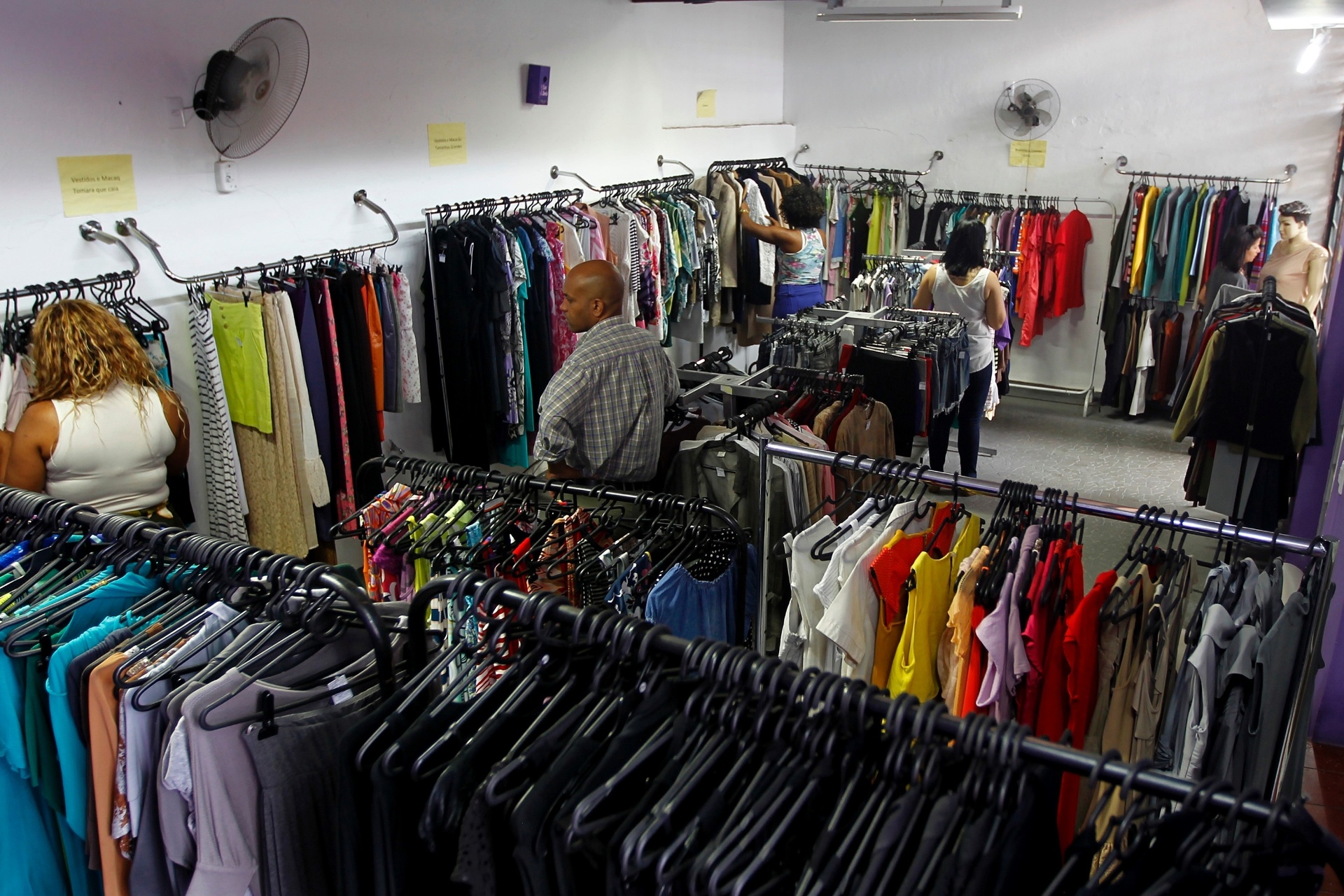 Brechó que troca mofo por grifes com desconto de 85% fatura até R$ 80 ...