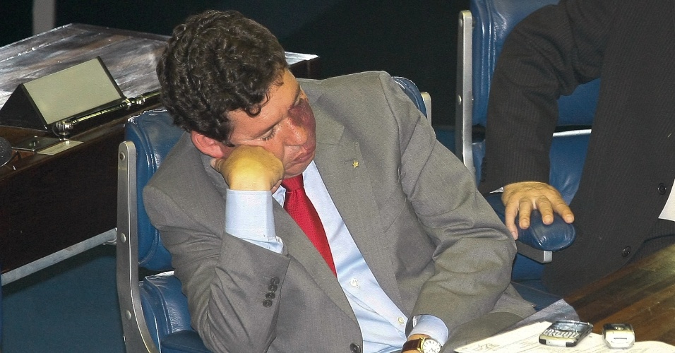 Resultado de imagem para fotos de deputados federais dormindo no congresso