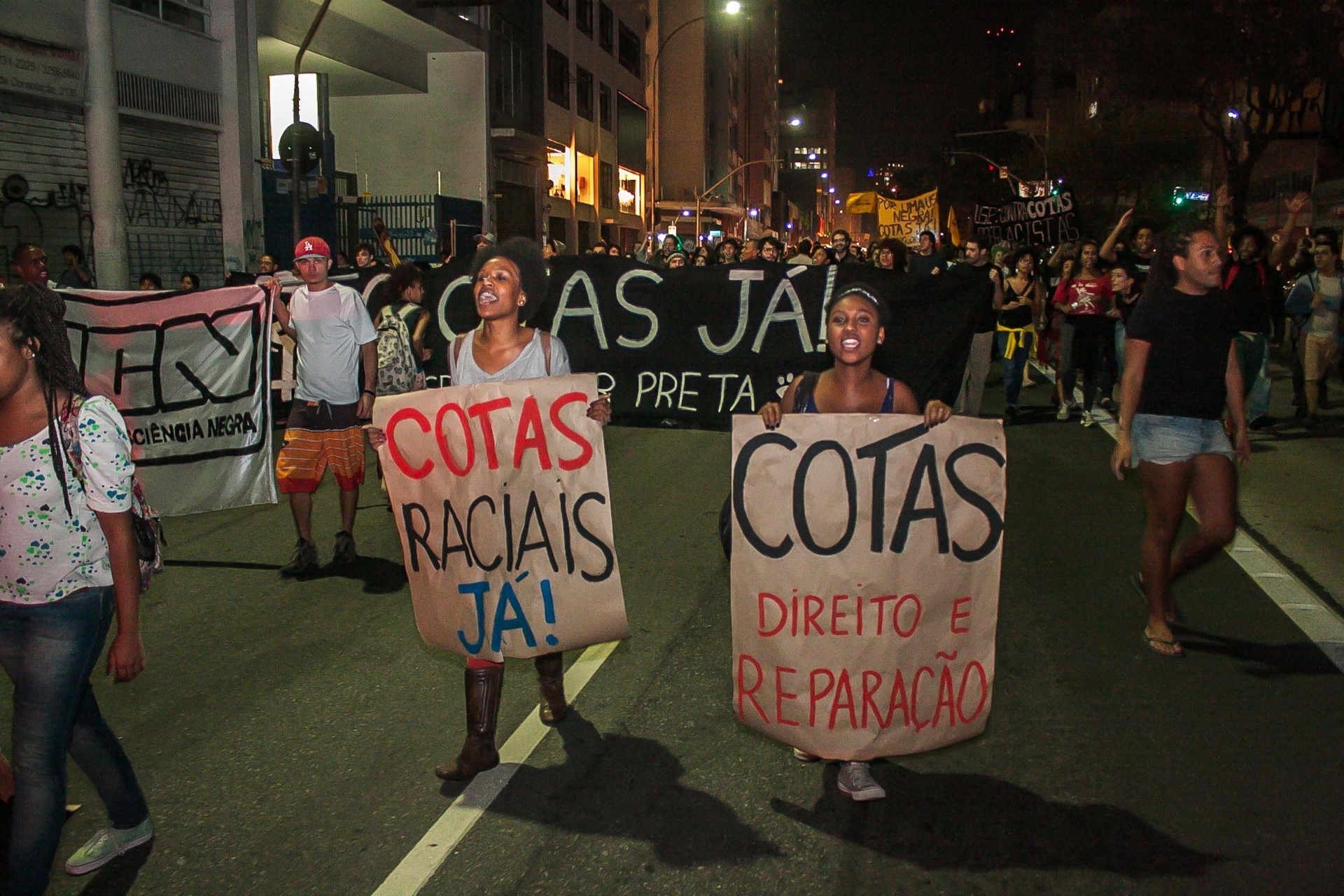 Fotos: Estudantes protestam a favor de cotas raciais na USP - 25/09 ...