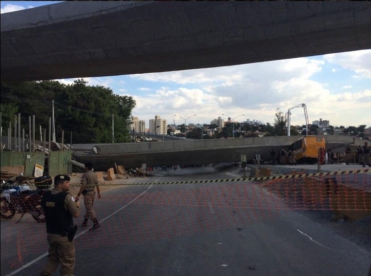 Peritos vão escavar entorno de pilar central do viaduto que desabou em