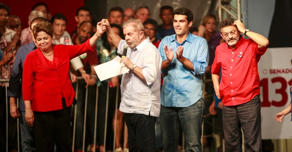 Pastor Samuel Ferreira distribui santinhos pedindo votos a