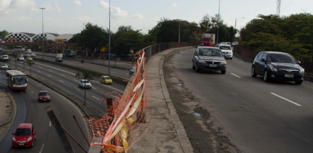 No Rio Carro Despenca De Viaduto Na Avenida Brasil E Deixa Condutor