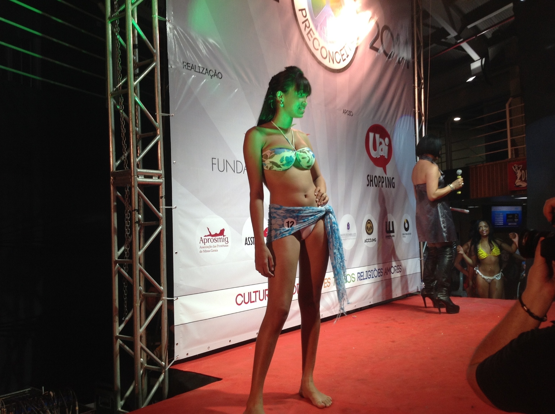 Fotos Candidatas desfilam no Miss Favela 2014 28/09/2014 UOL Notícias