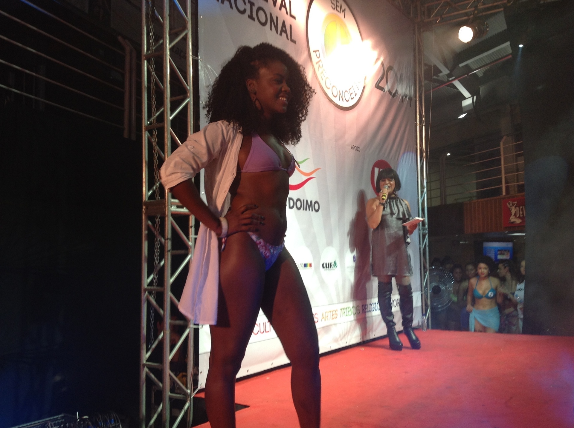 Fotos Candidatas desfilam no Miss Favela 2014 28/09/2014 UOL Notícias