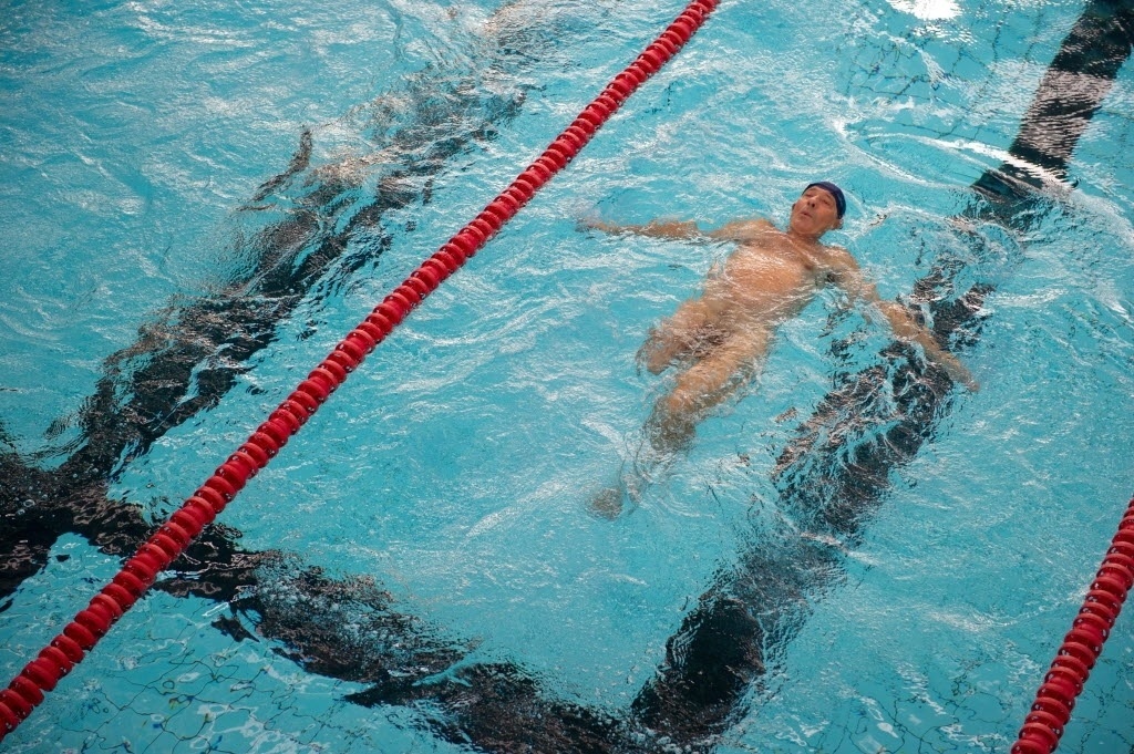 fotos nadadores pulam na piscina peladões em competição na frança 25