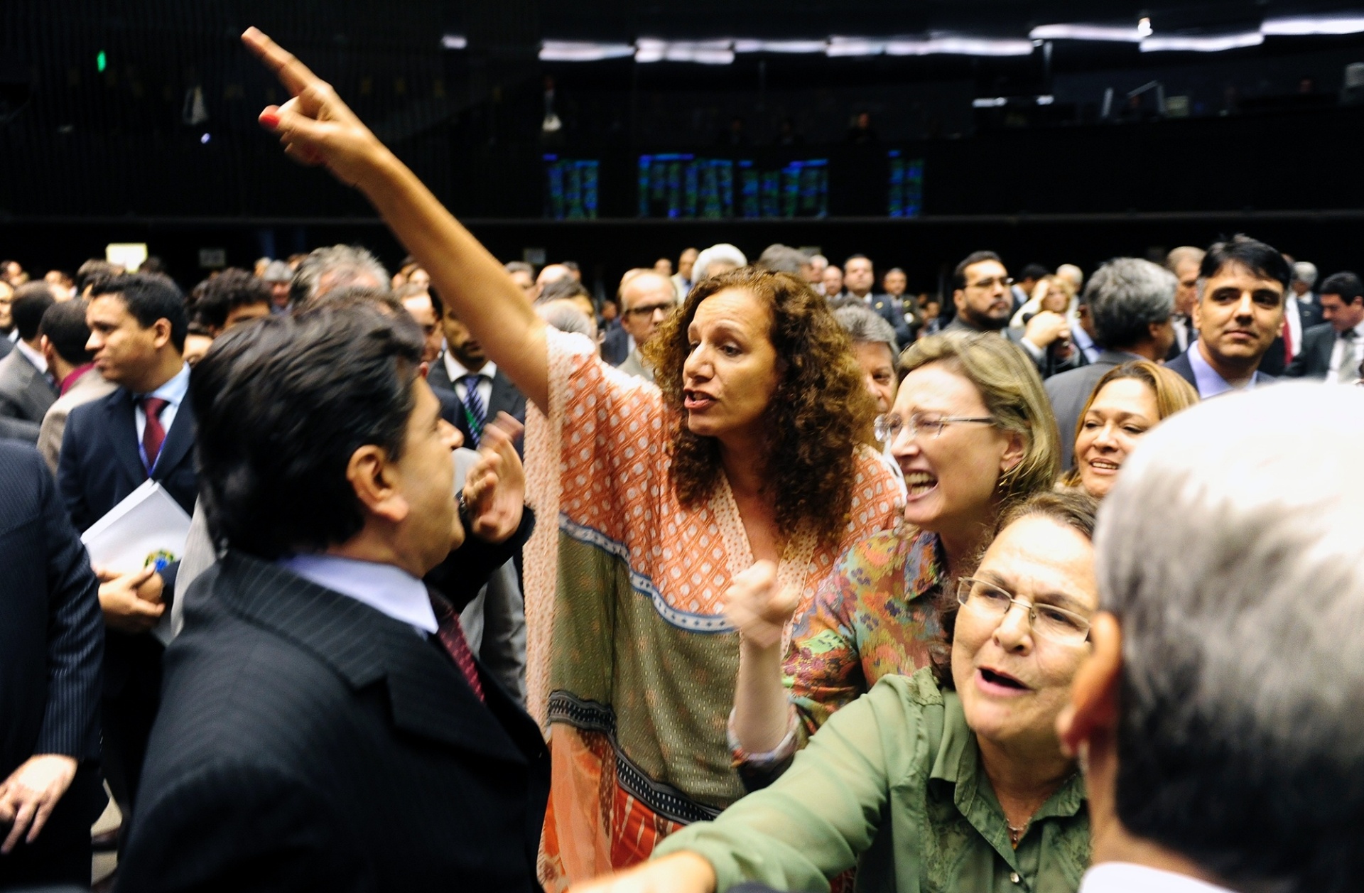 Lobão fura bloqueio entra no Congresso e ameaça ir ao STF 03 12 2014