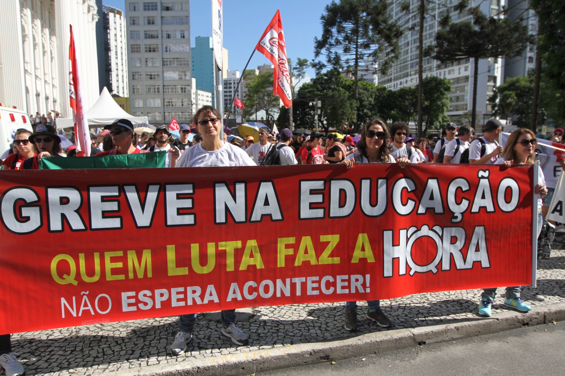 Fotos Veja fotos dos protestos de professores no Paraná UOL Educação