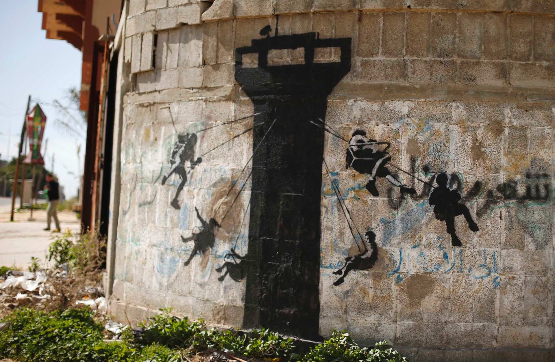 Fotos Grafites De Banksy Ganham As Ruas Devastadas De Gaza