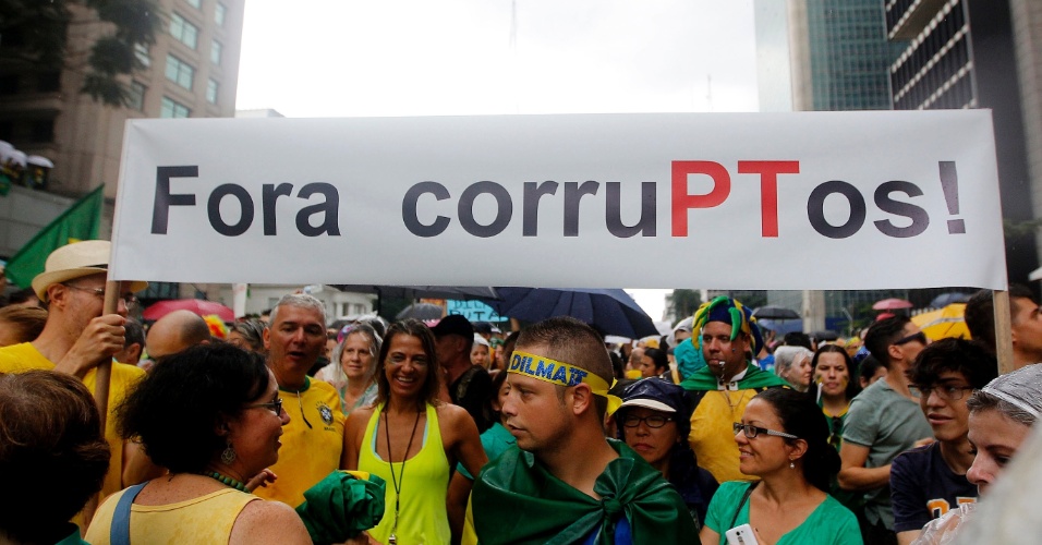 O que dizem os cartazes dos protestos de 15 de março Fotos UOL