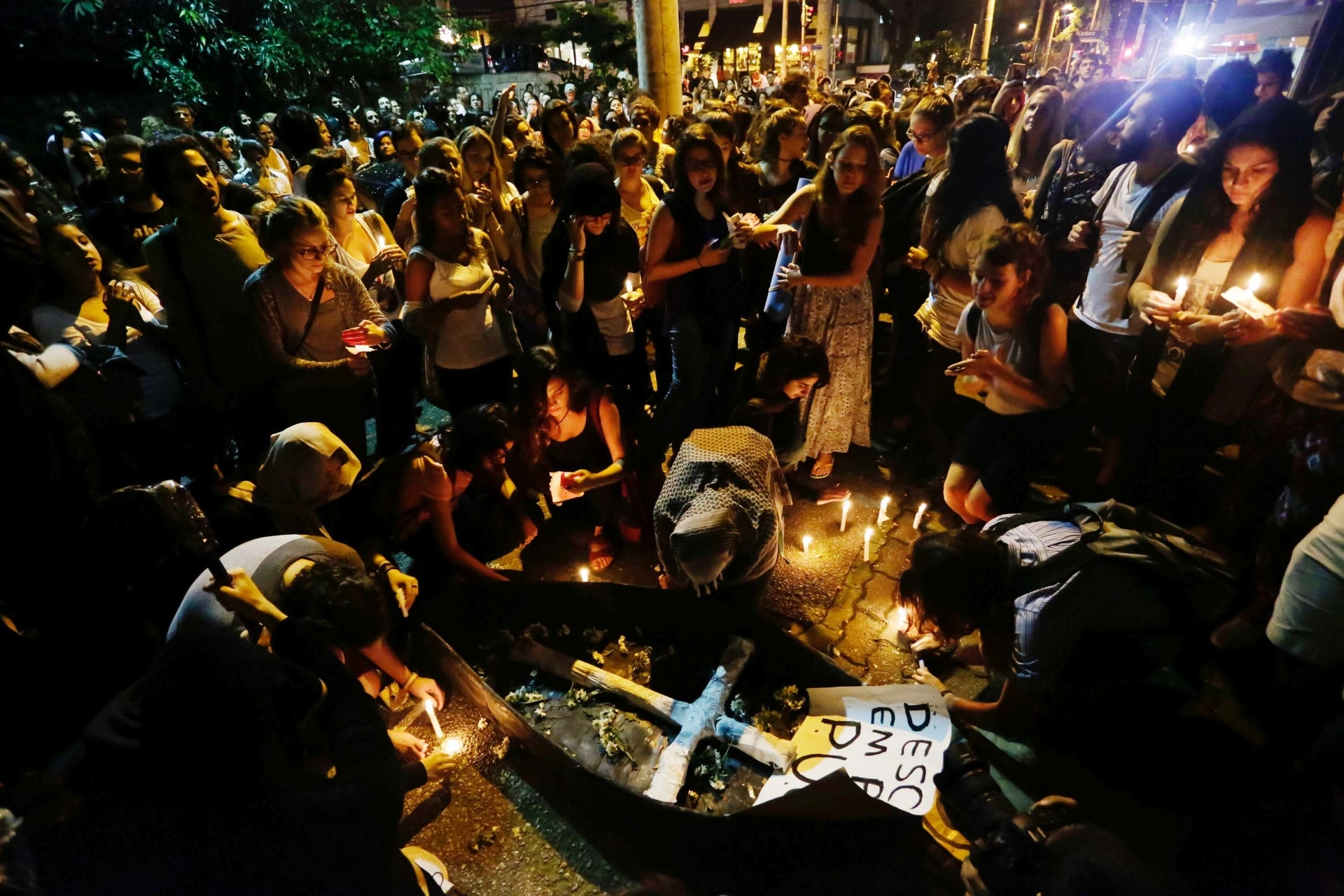 Após Reintegração De Posse, Alunos Da PUC-SP Desocupam A Reitoria - 19 ...