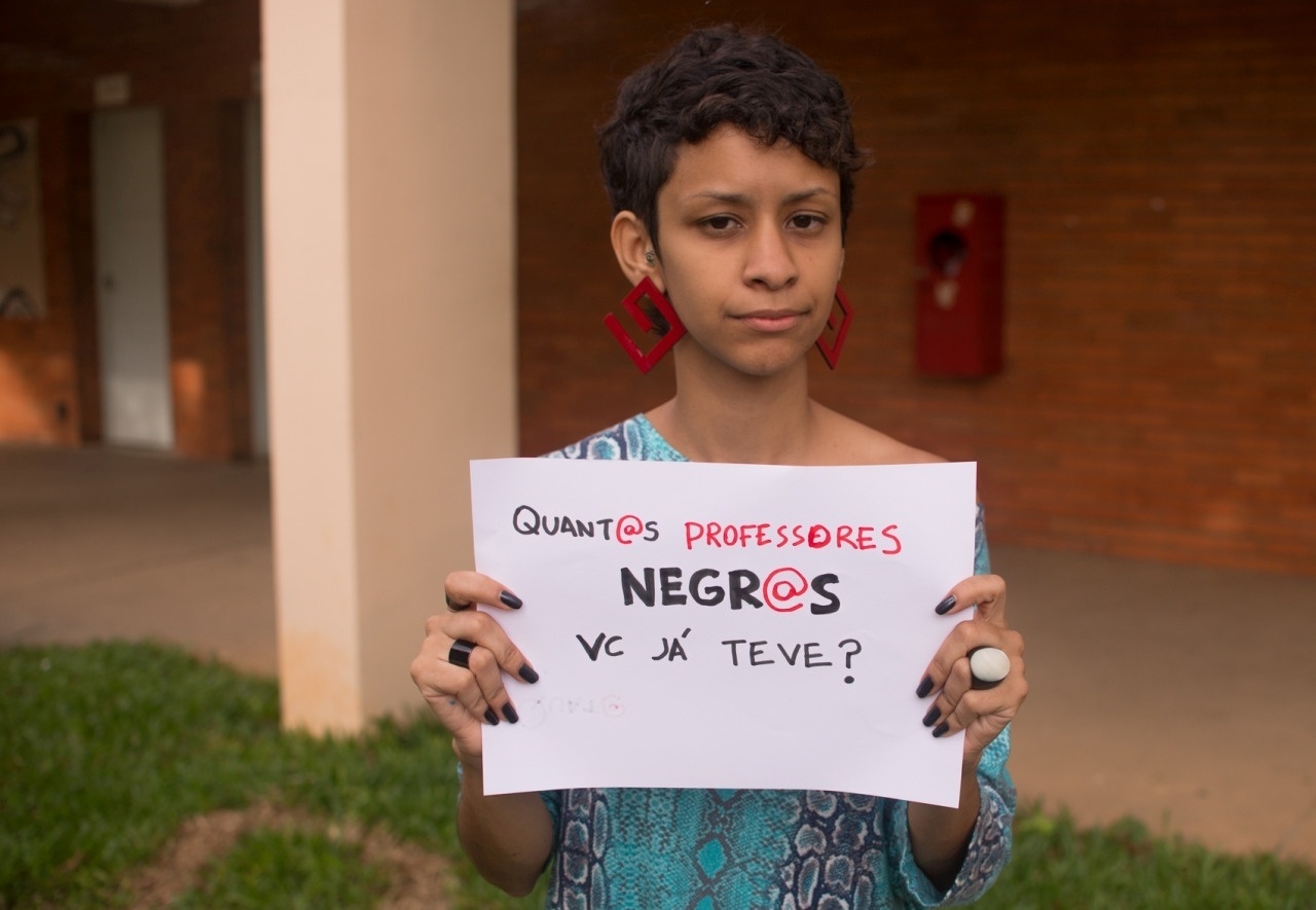 Alunos De Universidade De Minas Gerais Fazem Campanha Contra O Racismo