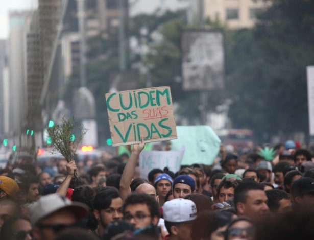 Manifestantes realizam Marcha da Maconha em São Paulo Fotos UOL