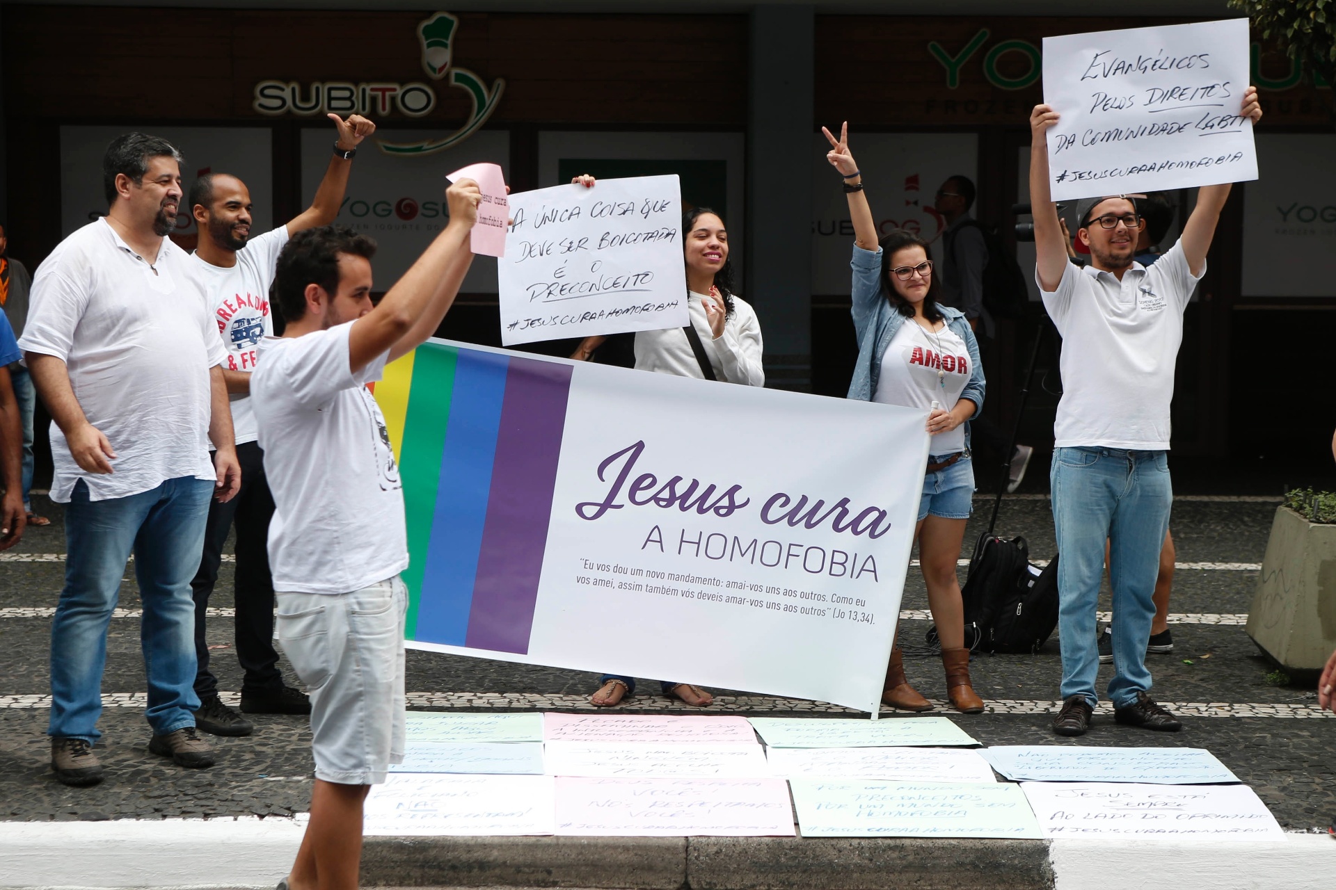 Parada Gay de São Paulo reúne cerca de 20 mil pessoas diz PM 07 06 2015 UOL Notícias