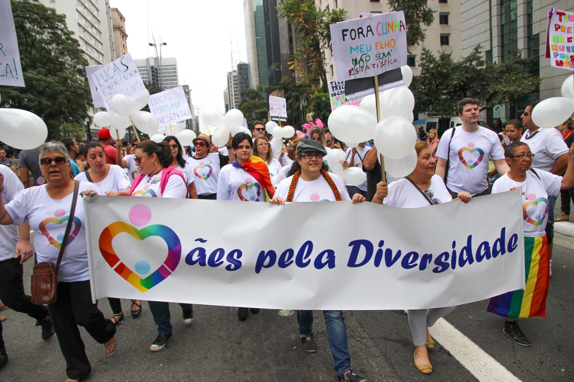 Parada Gay de São Paulo reúne cerca de 20 mil pessoas diz PM 07 06