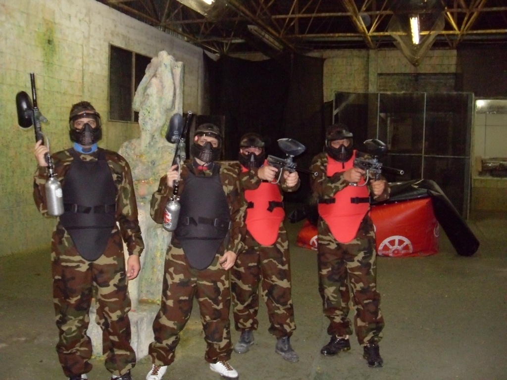 Febre nos anos 90 e 2000, arena de paintball e tiros a laser perderam