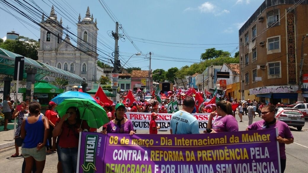 Mulheres do MST invadem parque gráfico do jornal O Globo no Rio 08 03