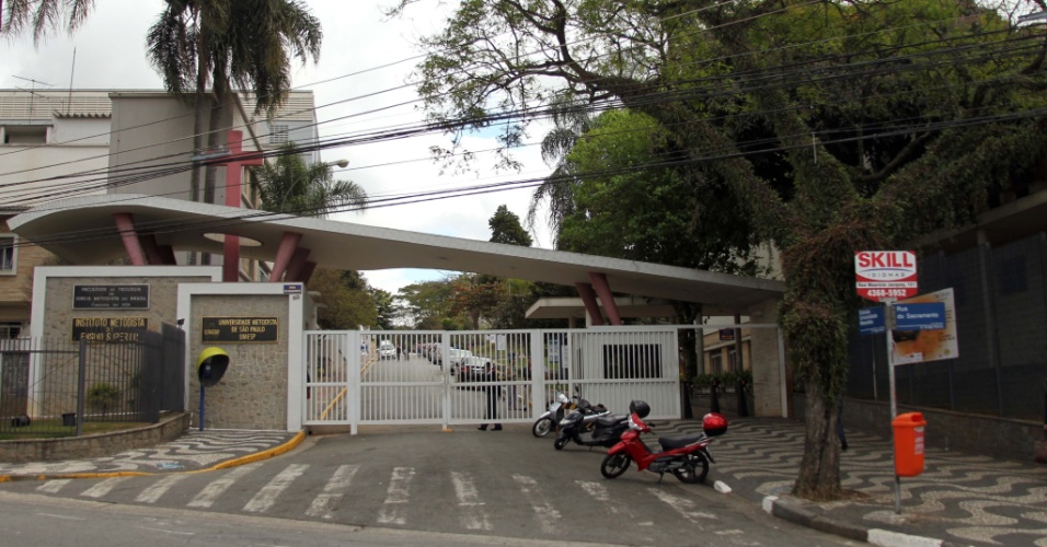 Justiça suspende demissão de 66 professores da Universidade Metodista Notícias UOL Educação Justiça suspende demissão de 66 professores da Universidade Metodista Notícias UOL Educação