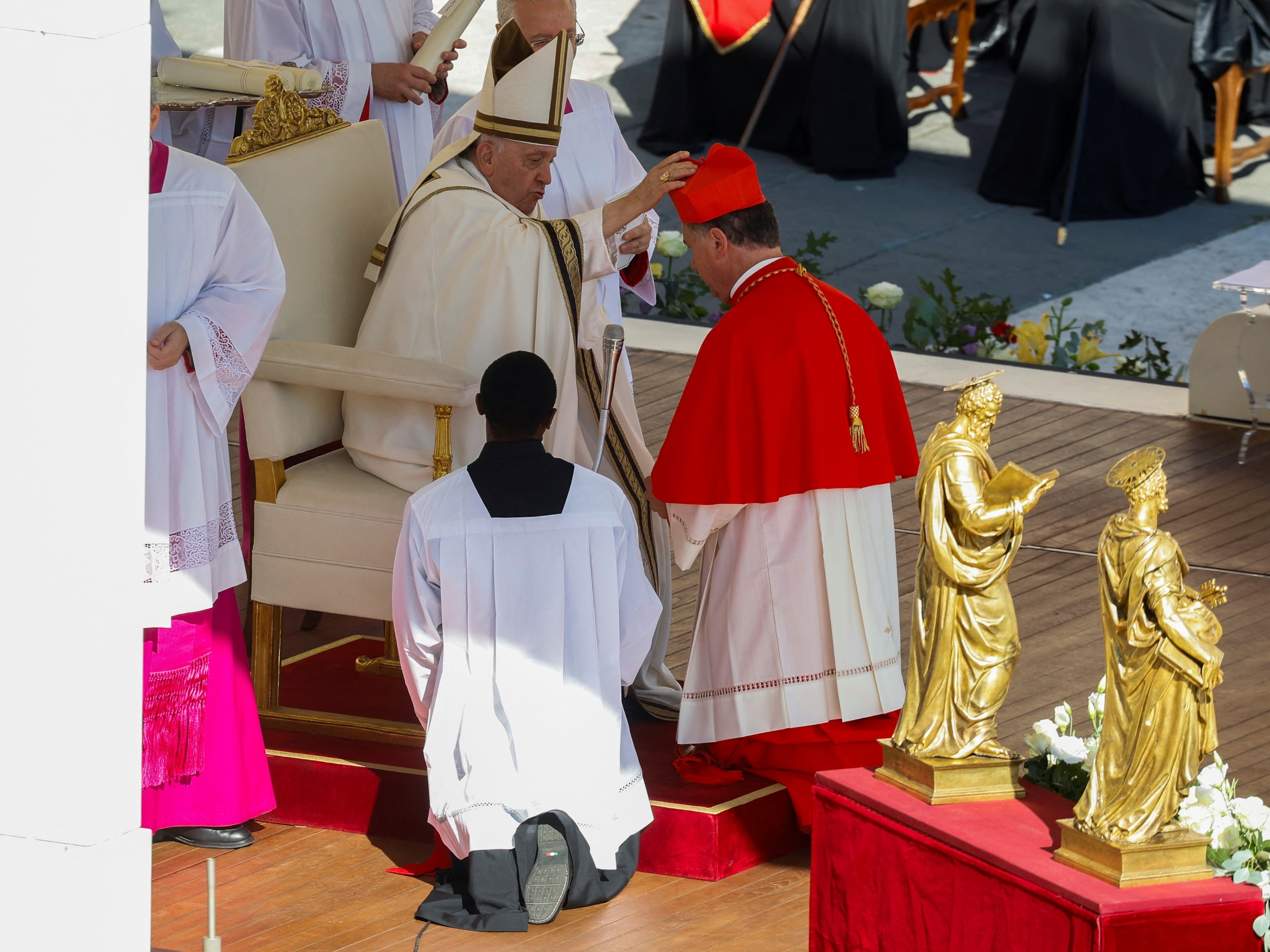 Com novos cardeais, Papa Francisco torna cúpula do Vaticano mais periférica