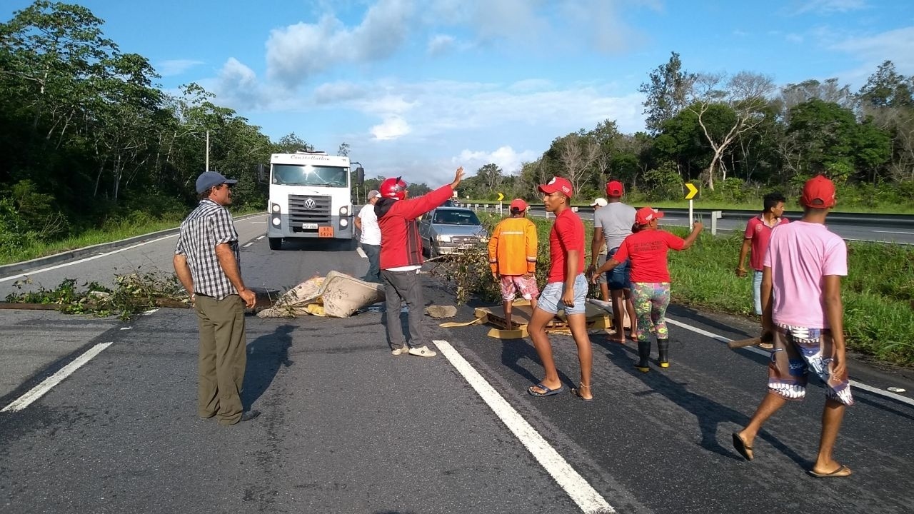 MST bloqueia estradas pelo Brasil em protesto contra a prisão de Lula