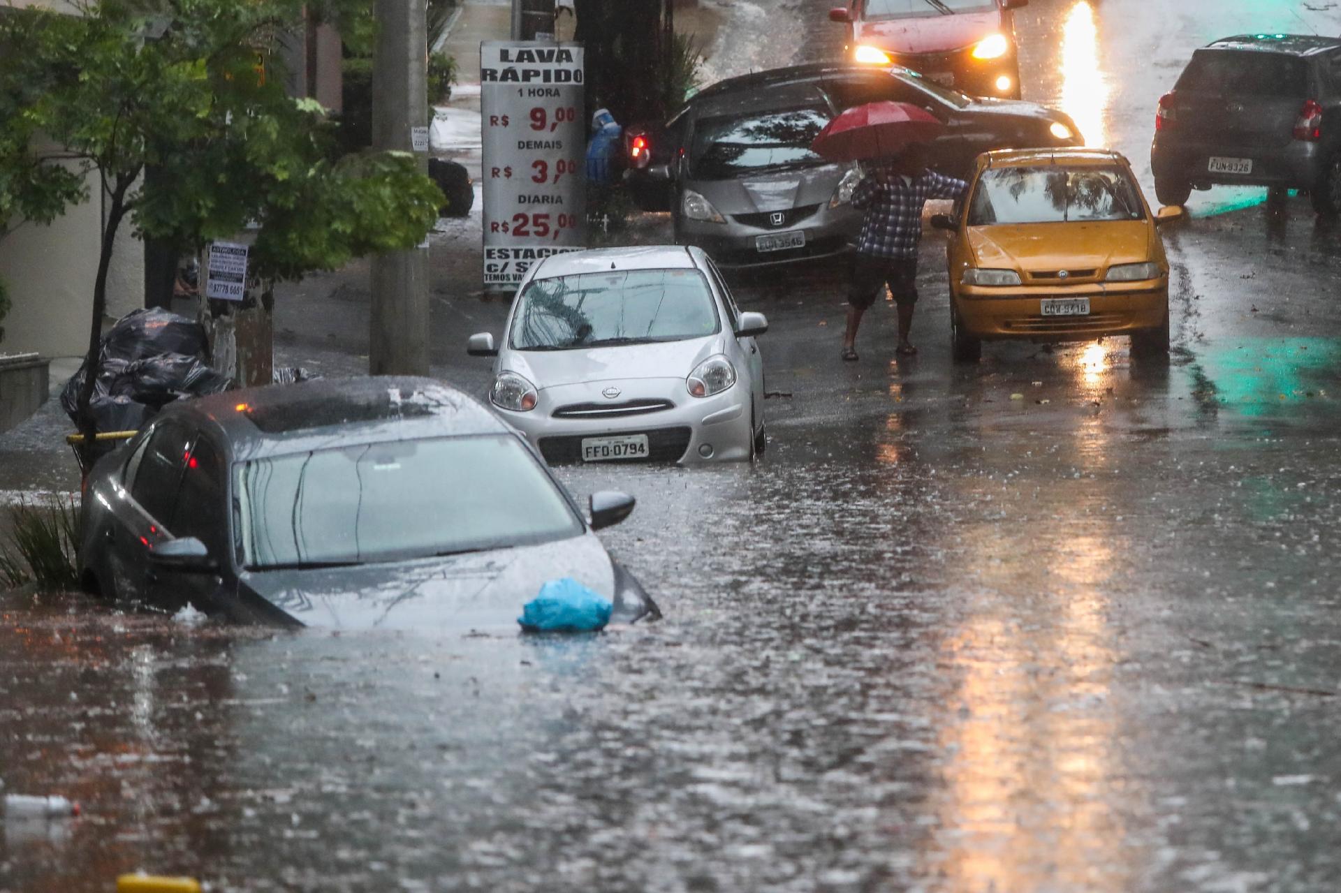 Chuva Provoca Pontos De Alagamento Em Sp E Rio Transborda Na Zona Leste