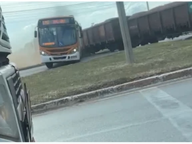 Trem de carga atinge ônibus e mata ao menos uma pessoa no DF