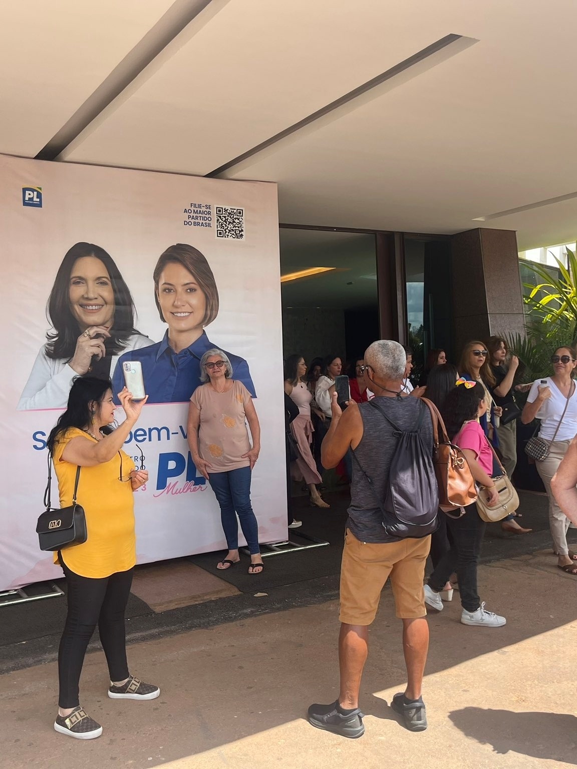 PL credencia, mas barra jornalistas em evento com Bolsonaro e Michelle