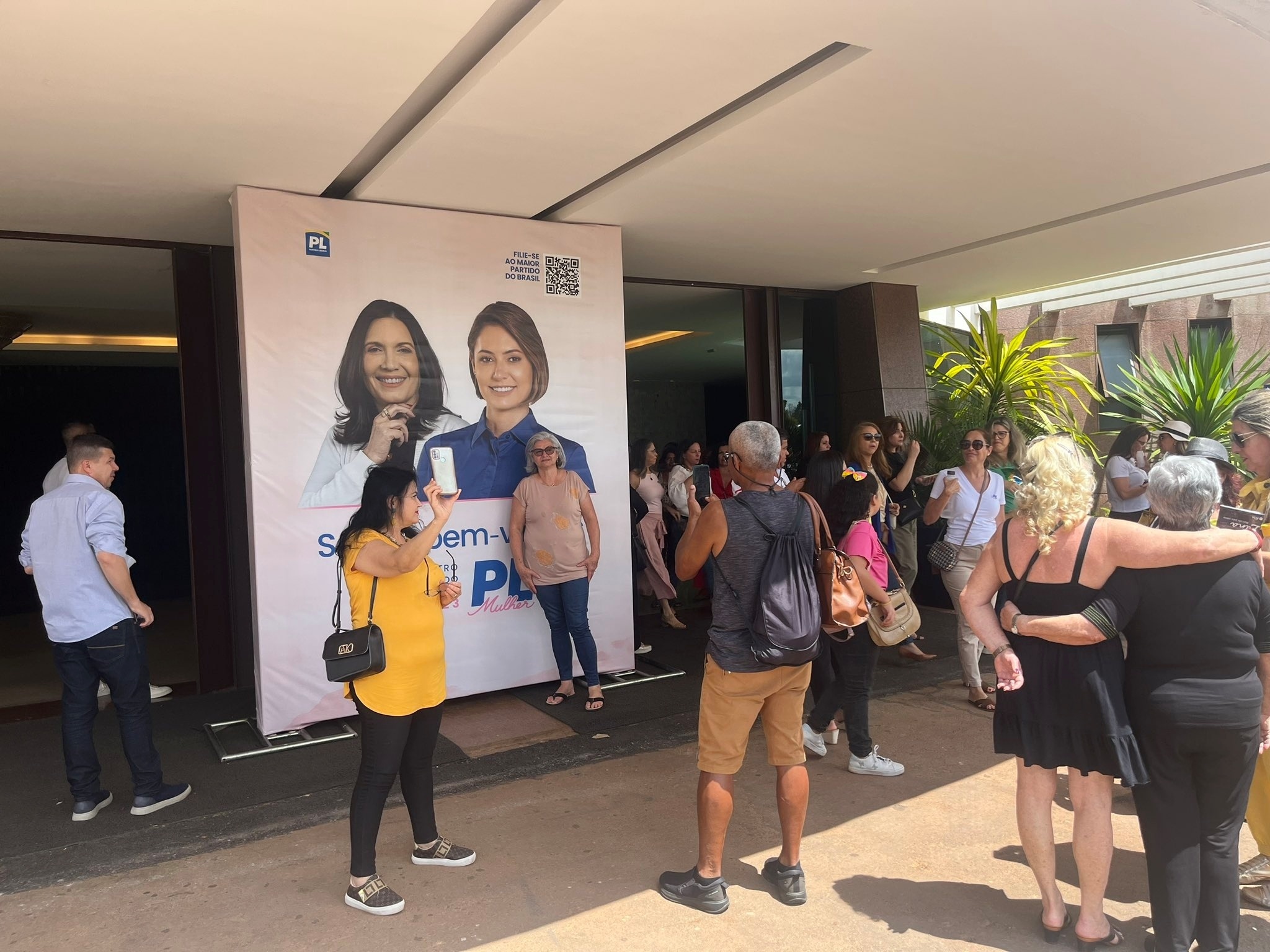 PL credencia, mas barra jornalistas em evento com Bolsonaro e Michelle