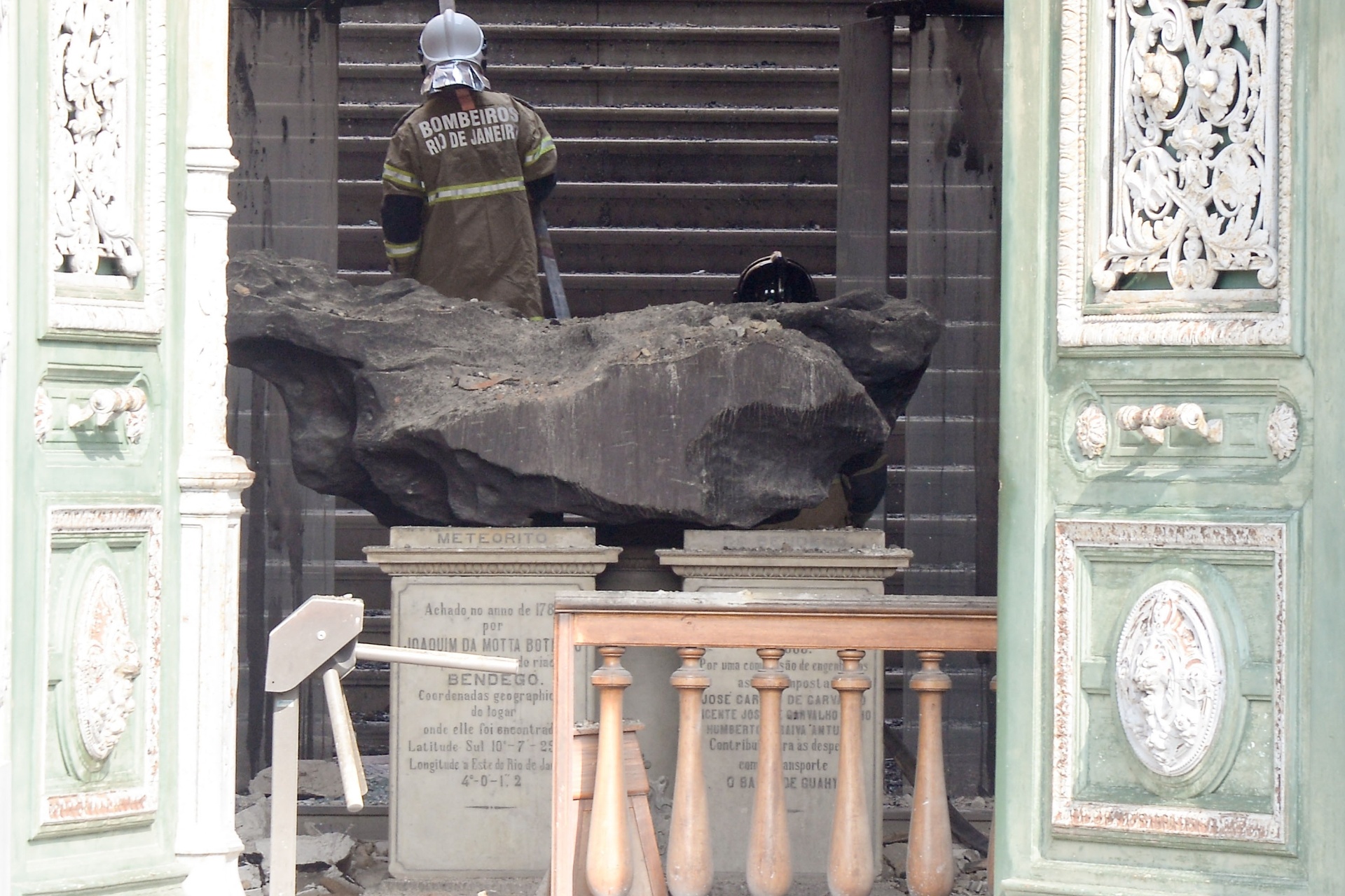 Incêndio atinge prédio do Museu Nacional, no Rio; quase todo o acervo ...