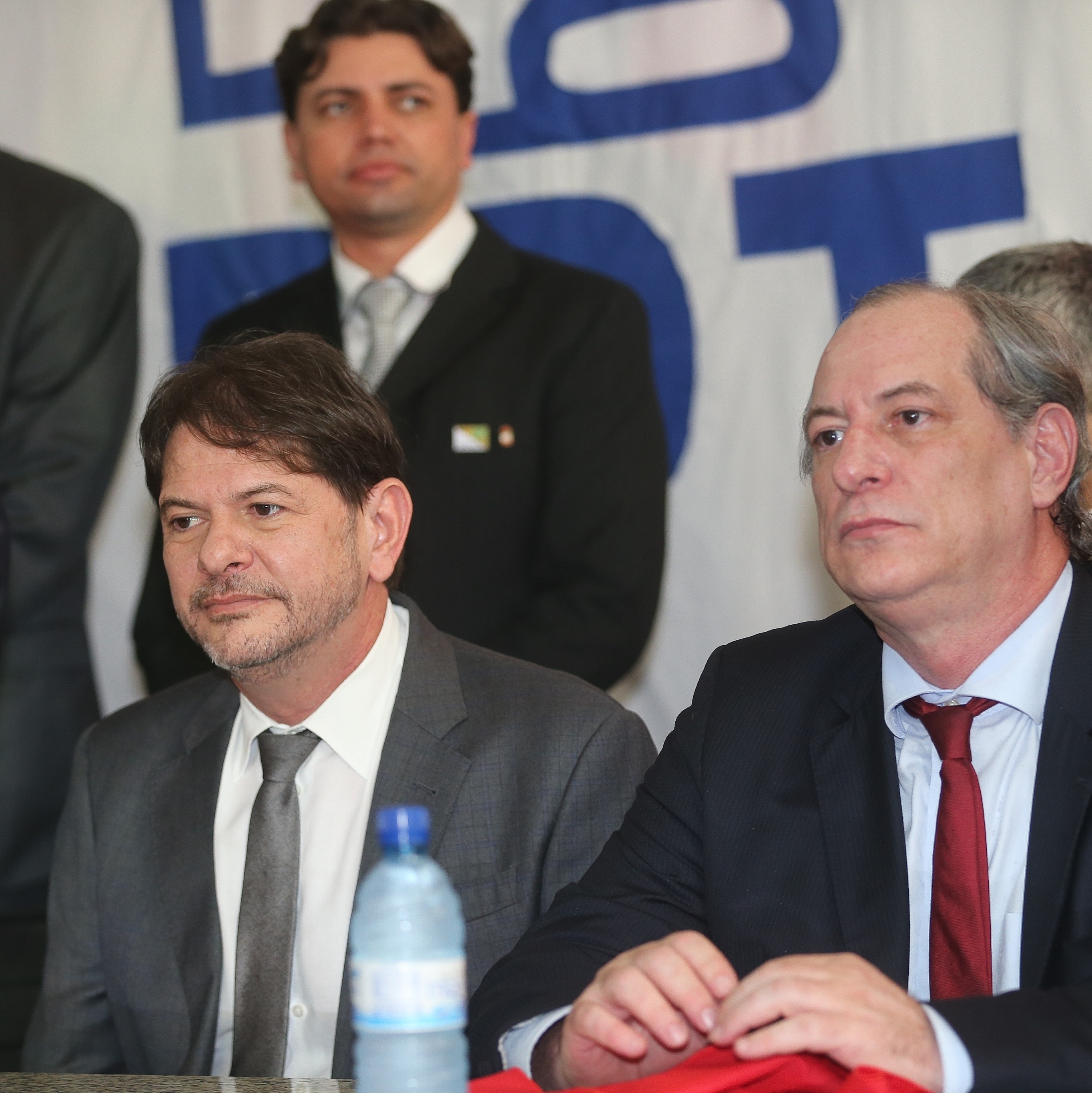 Briga entre Ciro e Cid Gomes provoca debandada de 43 prefeitos do